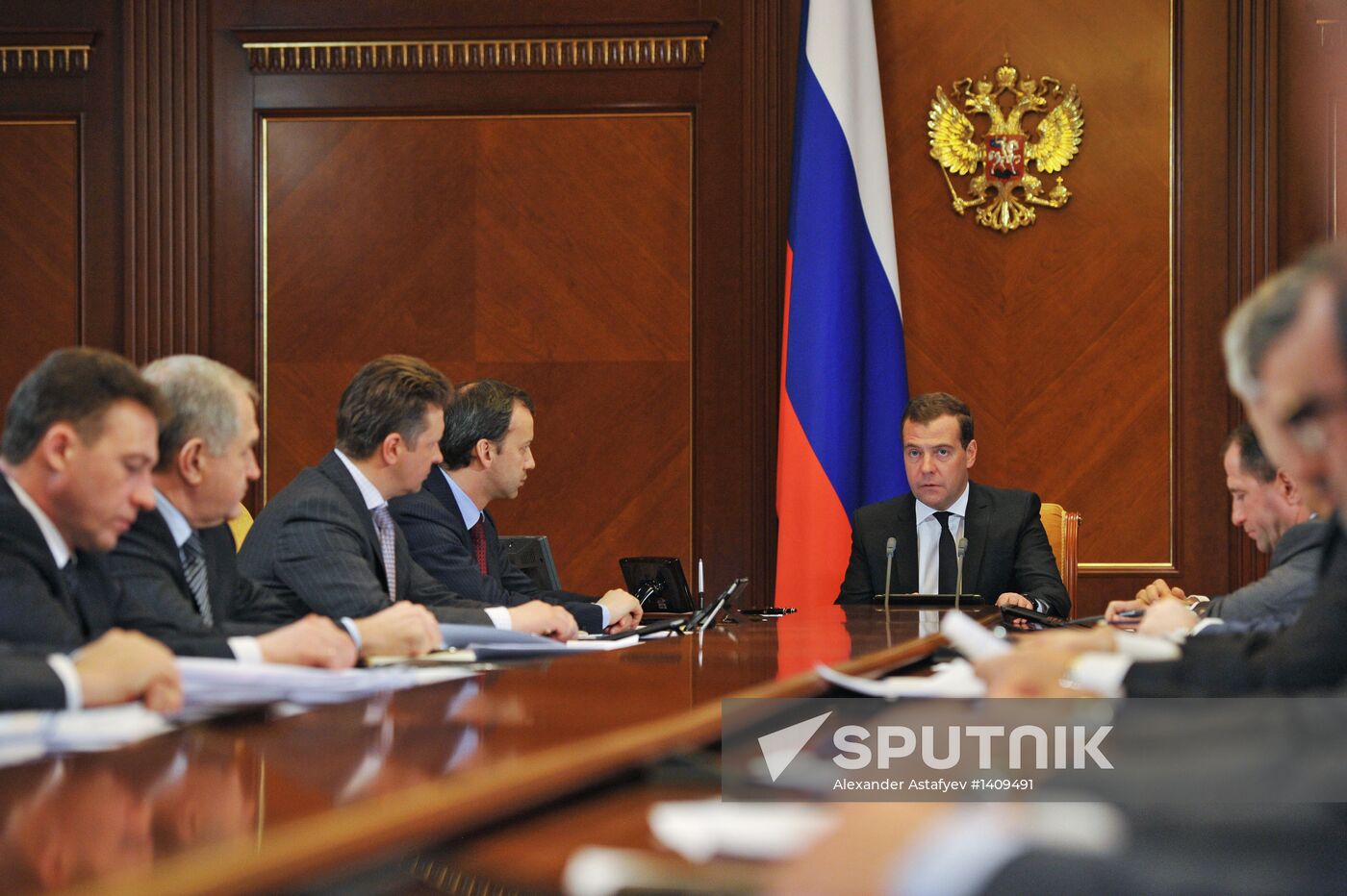 Dmitry Medvedev chairs meeting on regional aviation