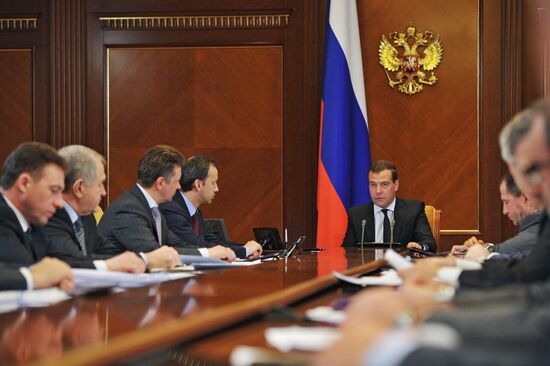 Dmitry Medvedev chairs meeting on regional aviation