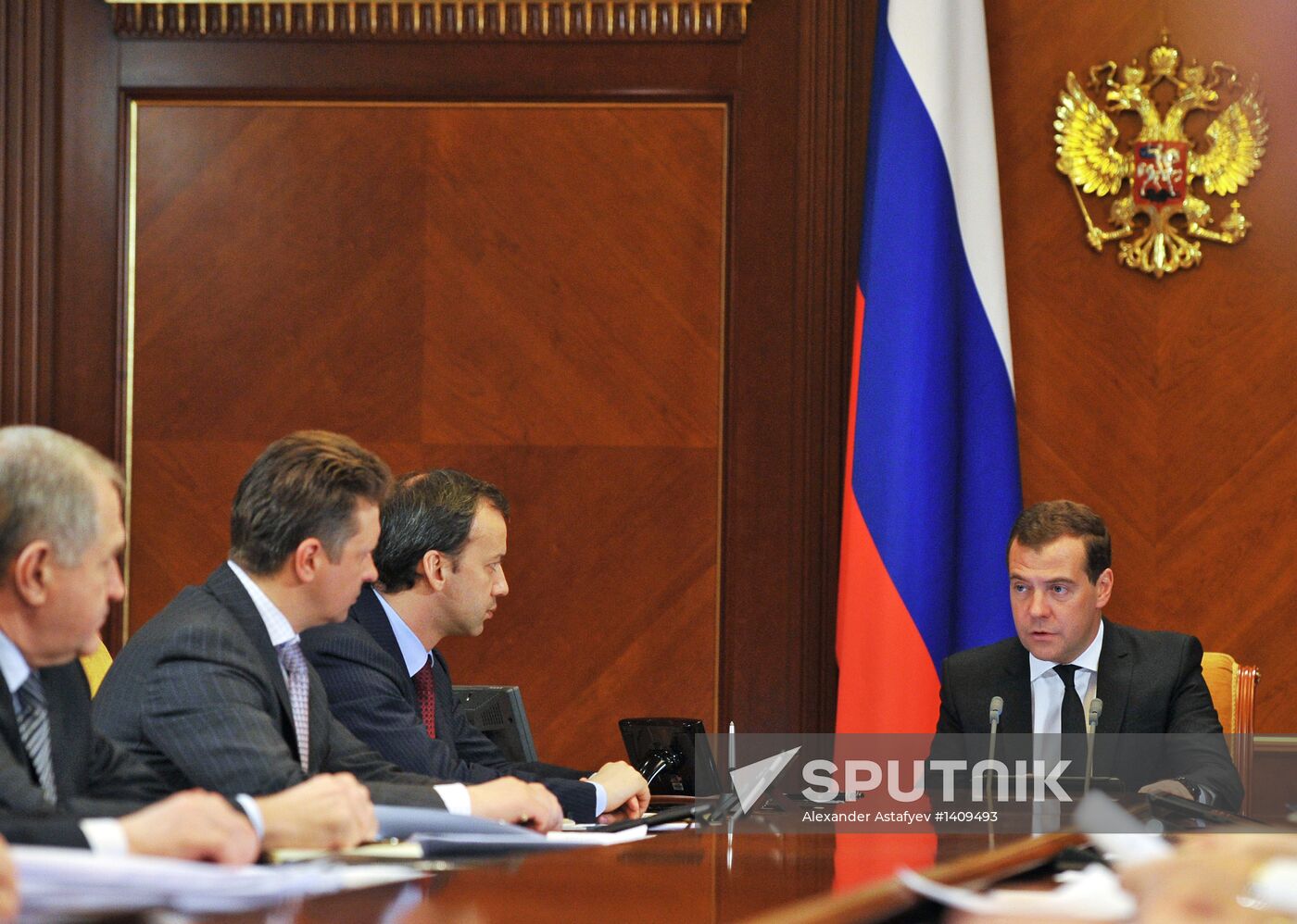 Dmitry Medvedev chairs meeting on regional aviation