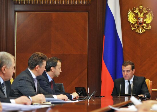 Dmitry Medvedev chairs meeting on regional aviation