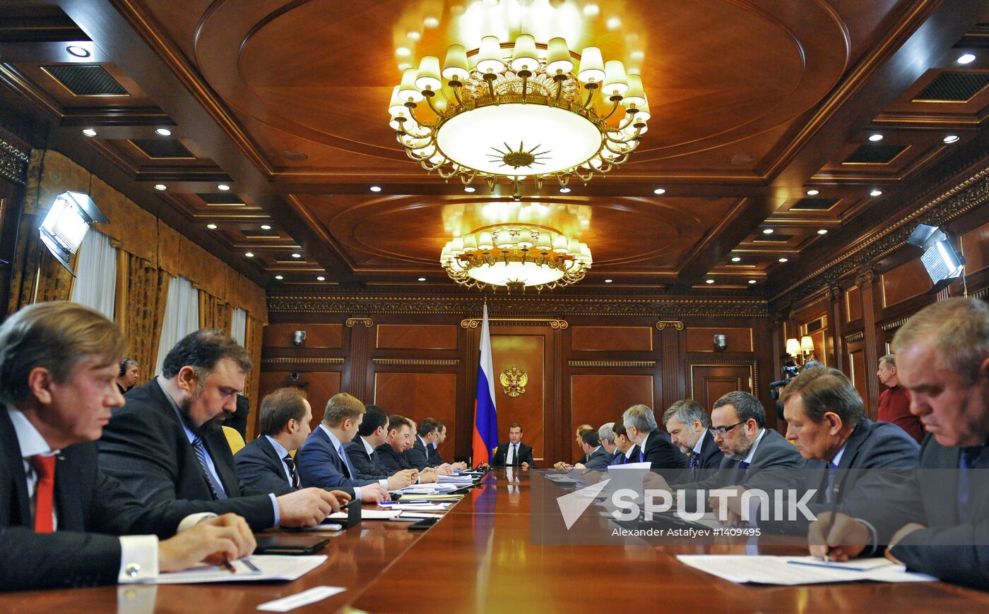 Dmitry Medvedev chairs meeting on regional aviation