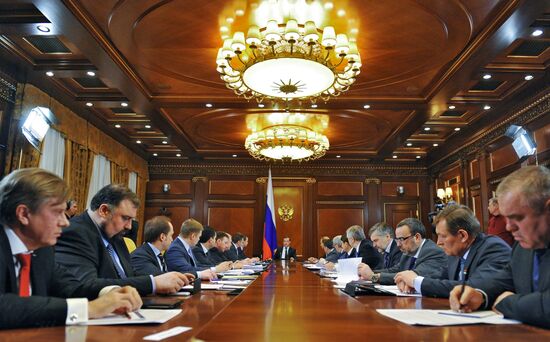 Dmitry Medvedev chairs meeting on regional aviation