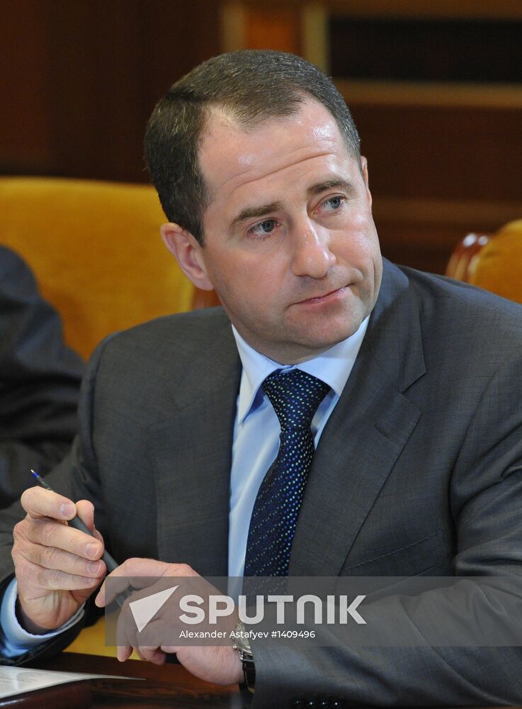 Dmitry Medvedev chairs meeting on regional aviation