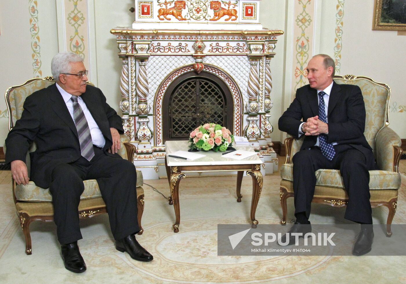 Vladimir Putin meets with Mahmoud Abbas