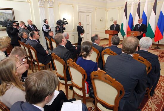 Vladimir Putin meets with Mahmoud Abbas