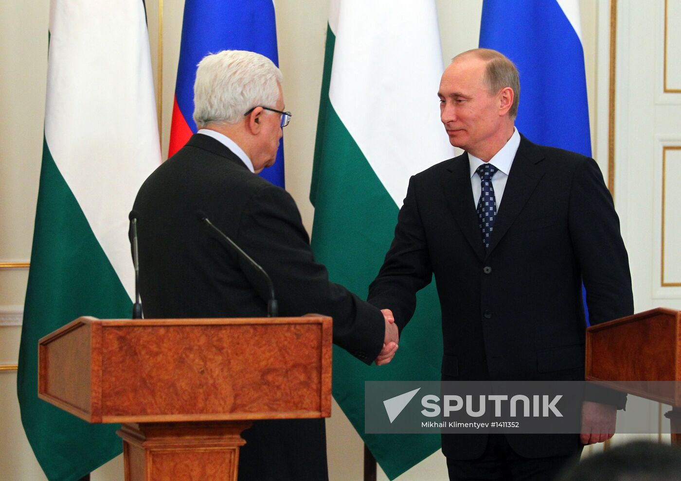 Vladimir Putin meets with Mahmoud Abbas