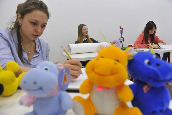 Painting with soft toys: "Hippopotamus-Painting"