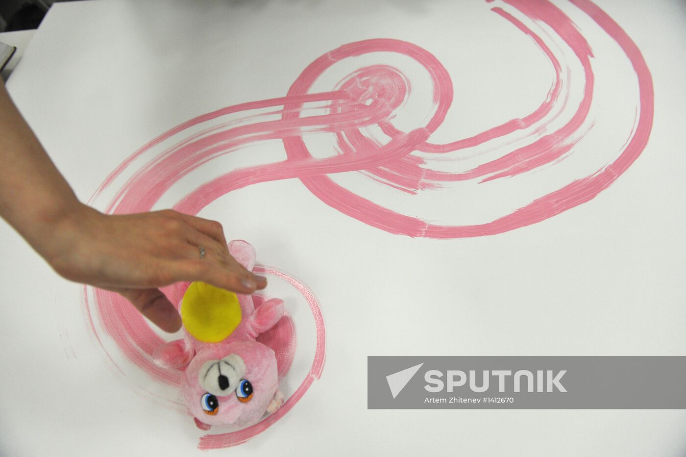 Painting with soft toys: "Hippopotamus-Painting"