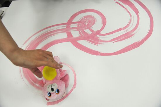 Painting with soft toys: "Hippopotamus-Painting"