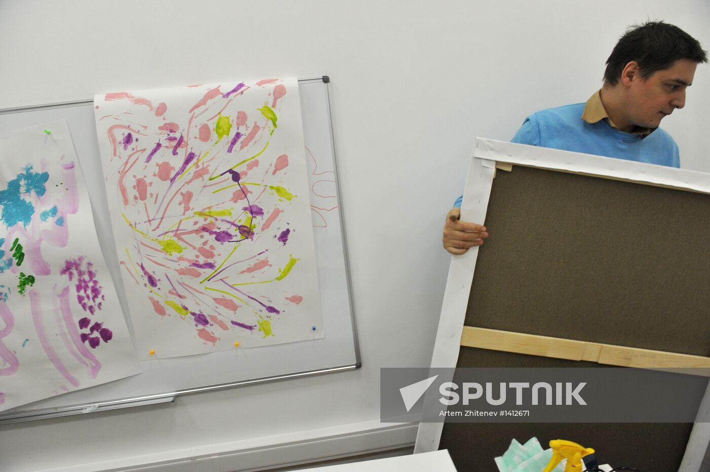 Painting with soft toys: "Hippopotamus-Painting"