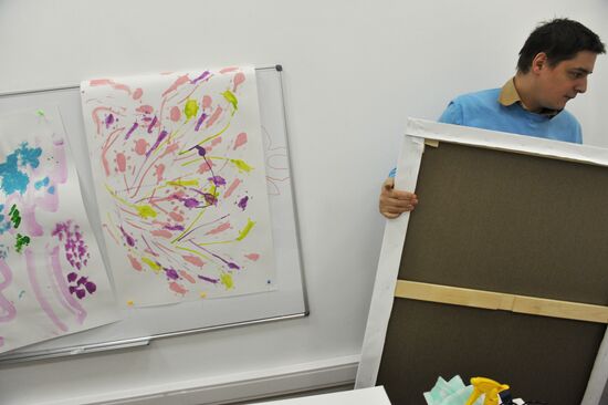 Painting with soft toys: "Hippopotamus-Painting"