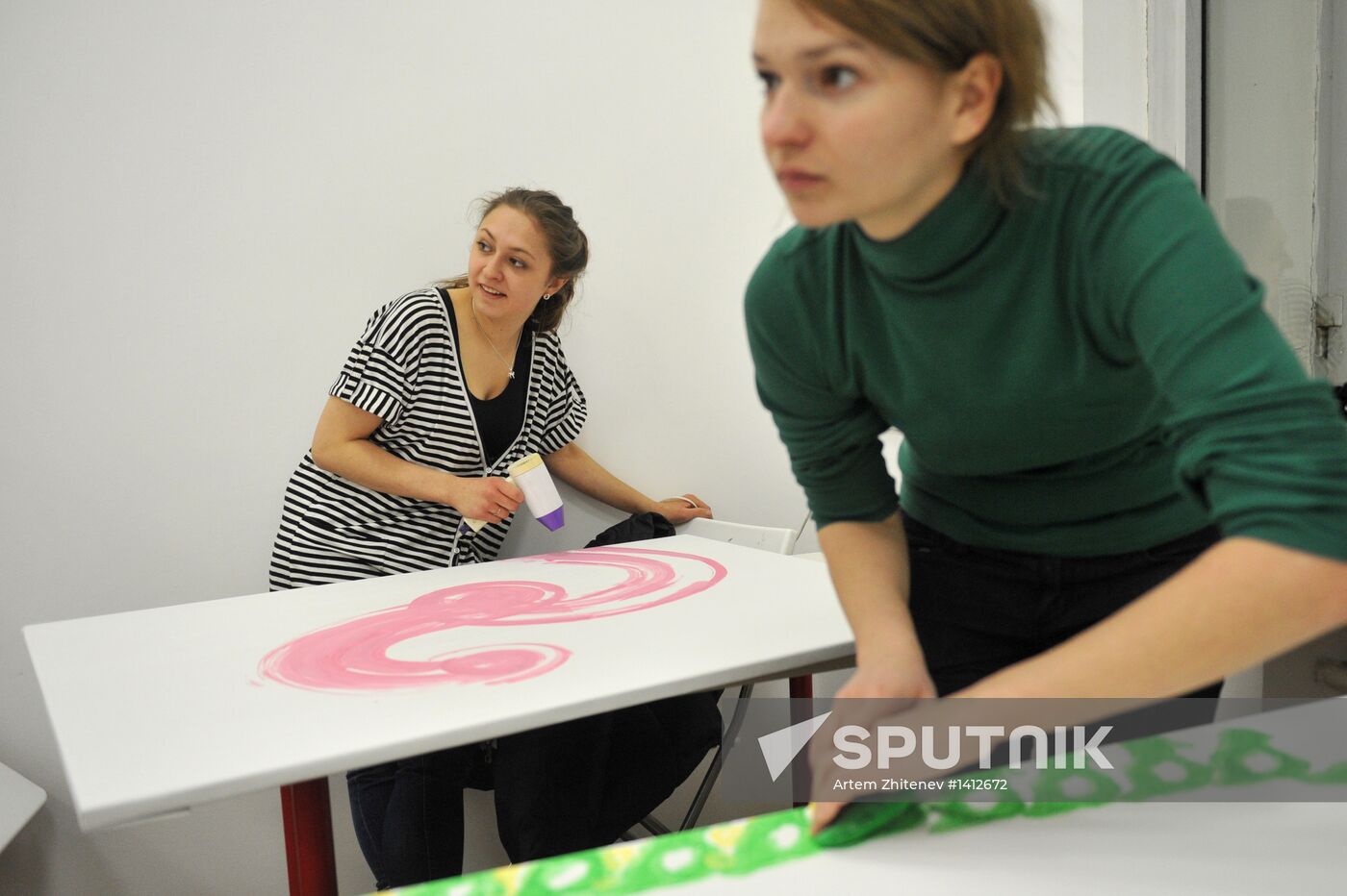 Painting with soft toys: "Hippopotamus-Painting"