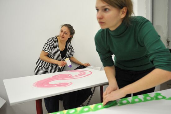 Painting with soft toys: "Hippopotamus-Painting"