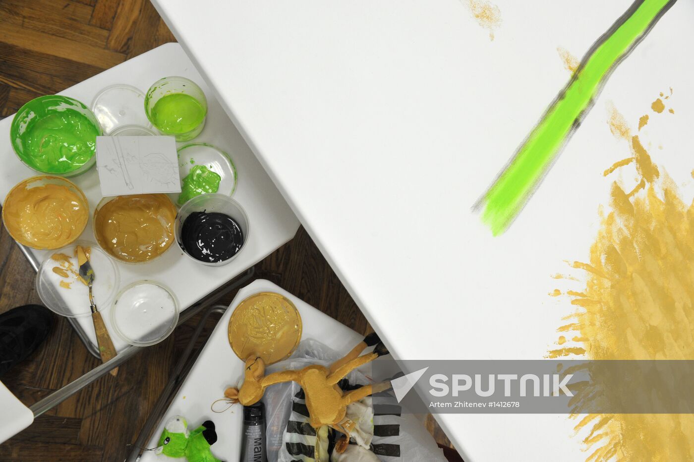 Painting with soft toys: "Hippopotamus-Painting"