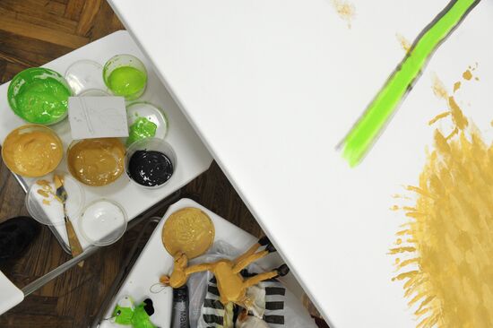 Painting with soft toys: "Hippopotamus-Painting"