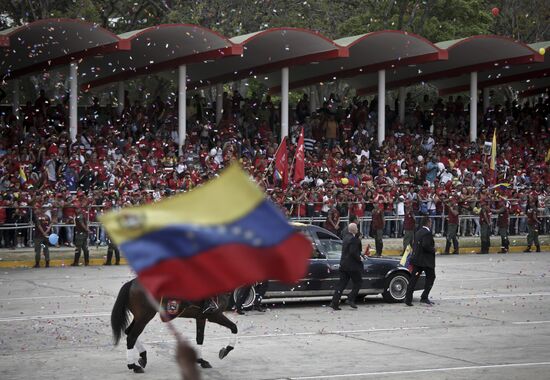 Coffin with Hugo Chavez's body carried to Revolution Museum