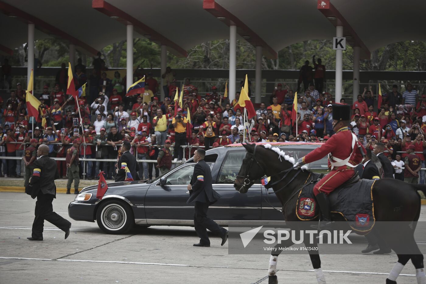 Coffin with Hugo Chavez's body carried to Revolution Museum