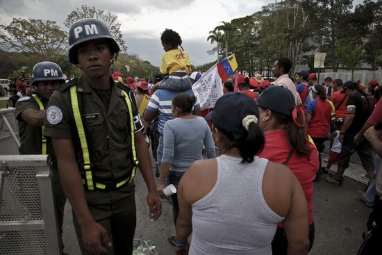 Coffin with Hugo Chavez's body carried to Revolution Museum