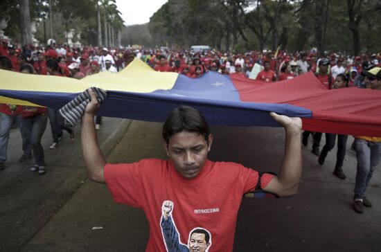 Coffin with Hugo Chavez's body carried to Revolution Museum