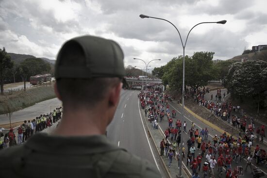 Coffin with Hugo Chavez's body carried to Revolution Museum