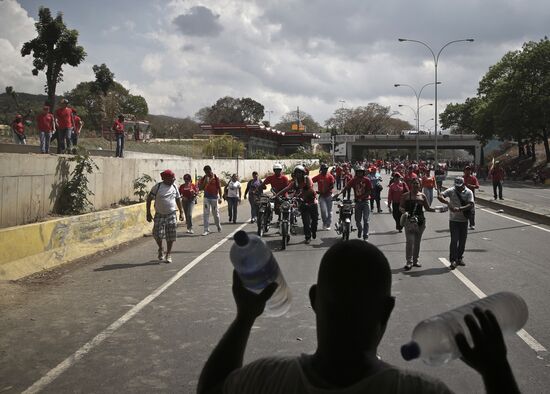 Coffin with Hugo Chavez's body carried to Revolution Museum