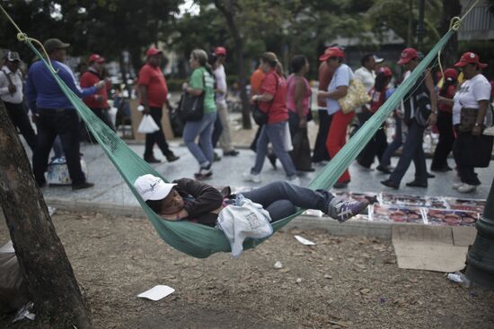 Coffin with Hugo Chavez's body carried to Revolution Museum