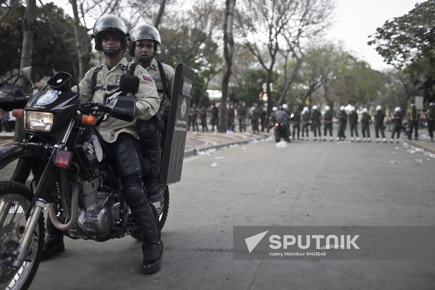 Coffin with Hugo Chavez's body carried to Revolution Museum