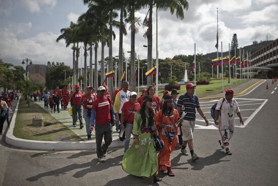 Coffin with Hugo Chavez's body carried to Revolution Museum