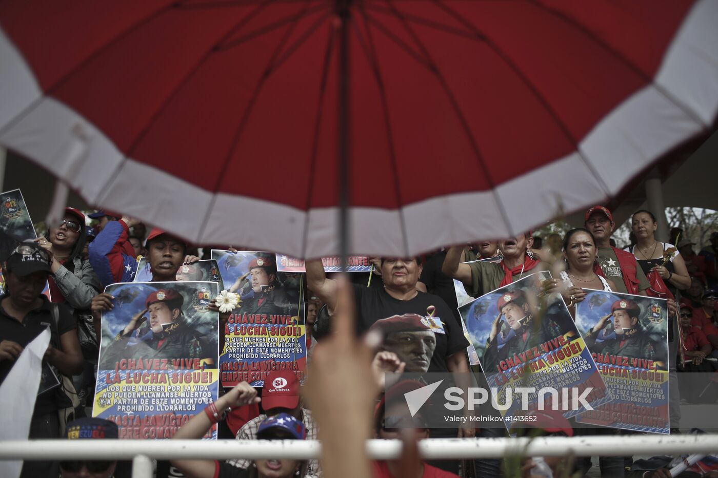 Coffin with Hugo Chavez's body carried to Revolution Museum