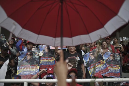 Coffin with Hugo Chavez's body carried to Revolution Museum