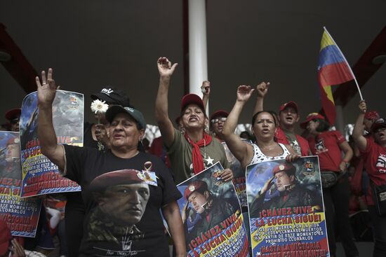 Coffin with Hugo Chavez's body carried to Revolution Museum