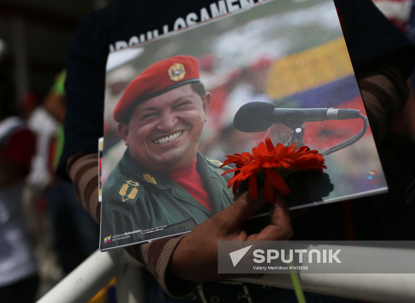 Coffin with Hugo Chavez's body carried to Revolution Museum