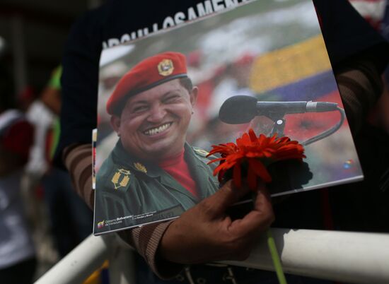 Coffin with Hugo Chavez's body carried to Revolution Museum