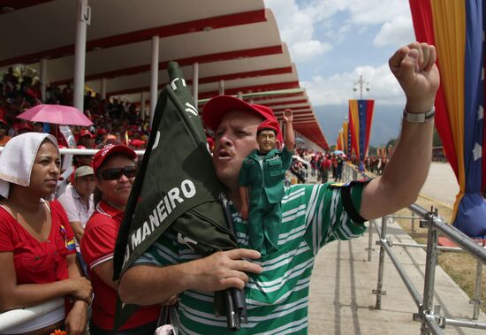 Coffin with Hugo Chavez's body carried to Revolution Museum