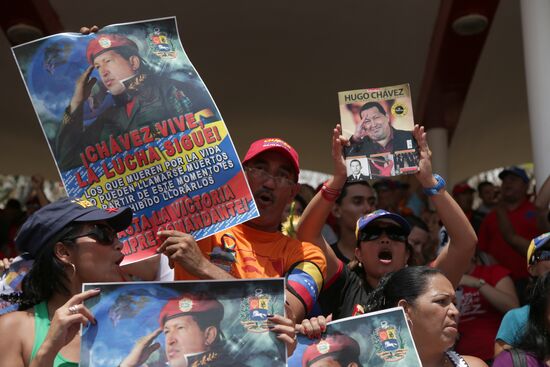 Coffin with Hugo Chavez's body carried to Revolution Museum