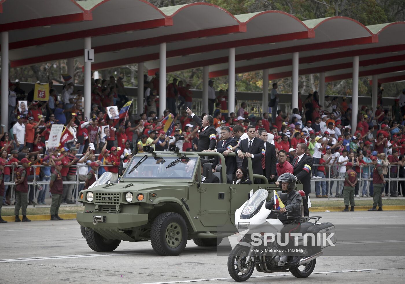 Coffin with Hugo Chavez's body carried to Revolution Museum