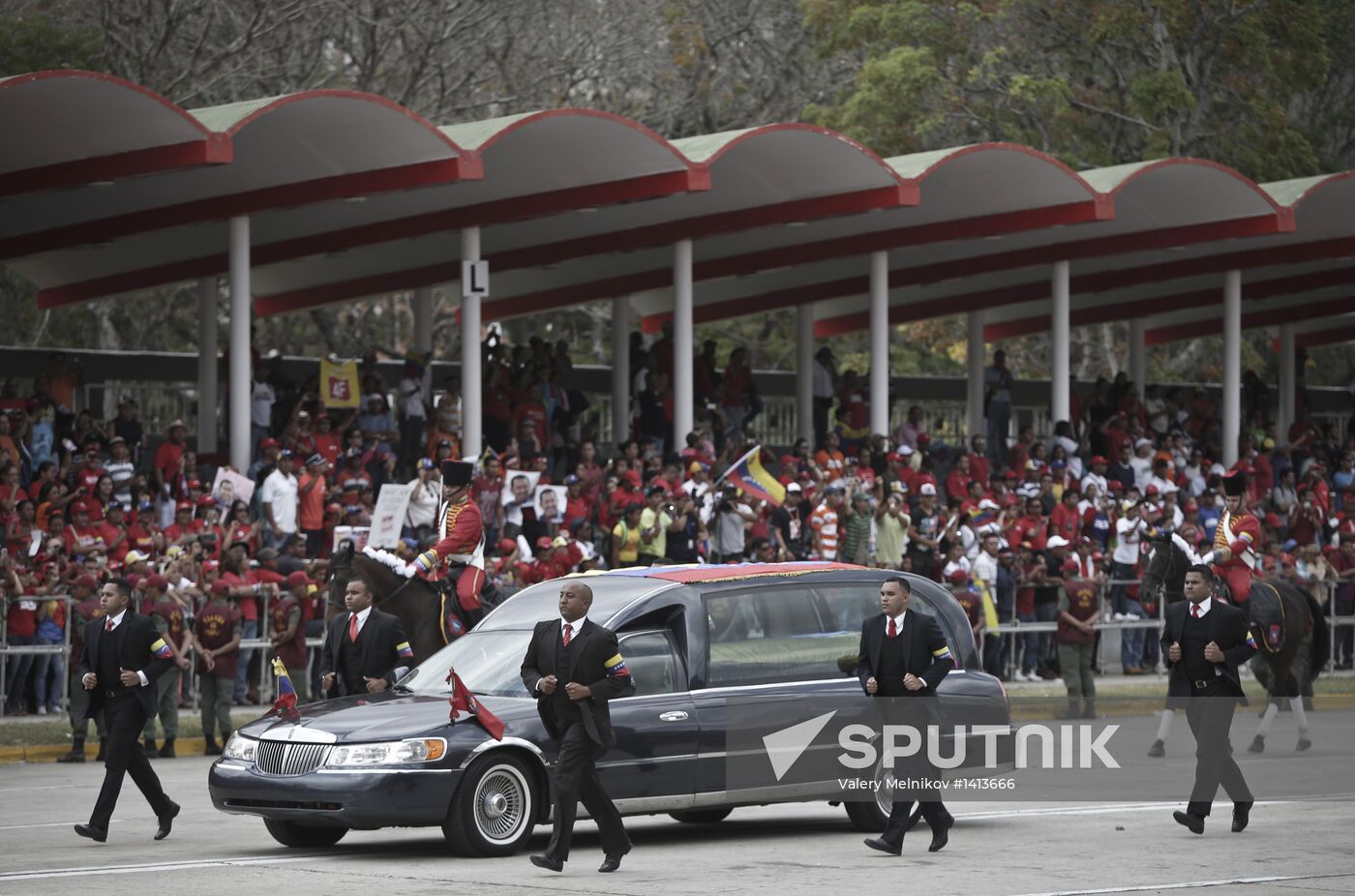 Coffin with Hugo Chavez's body carried to Revolution Museum