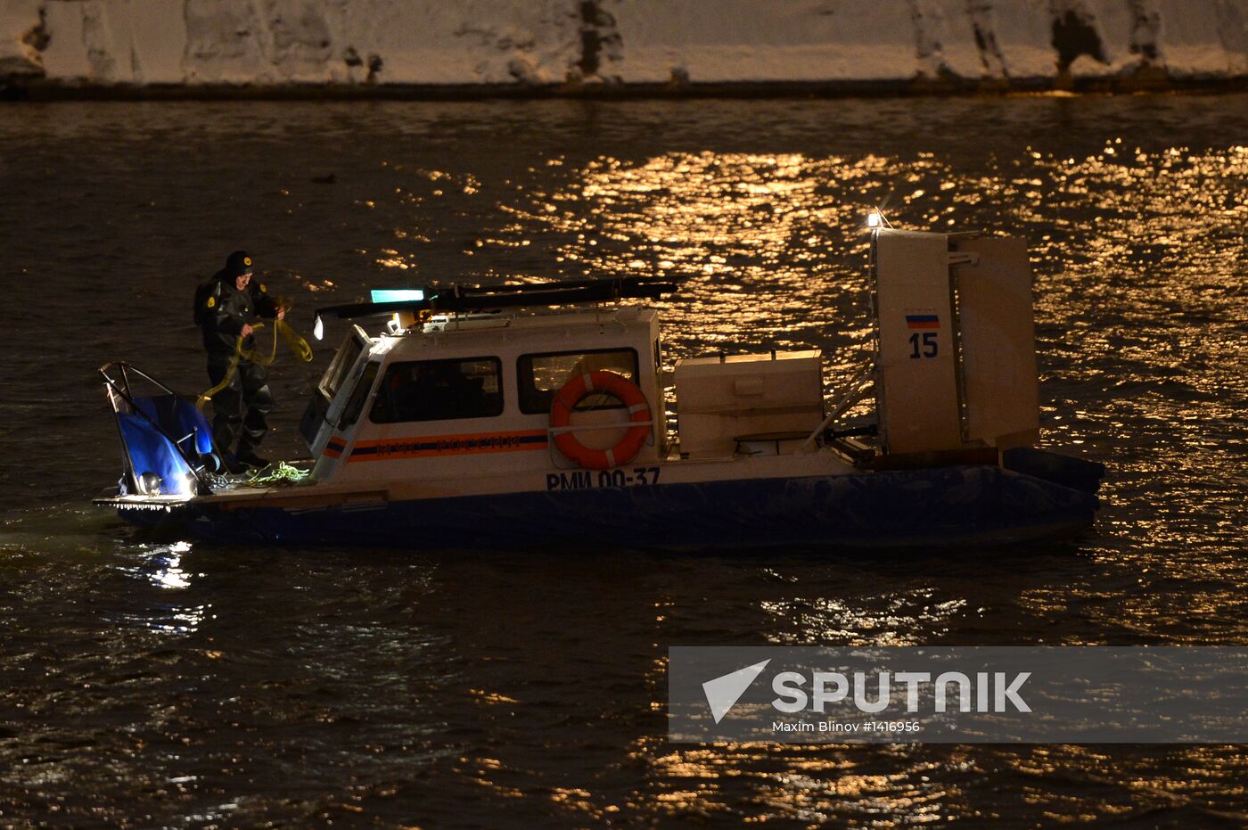 Emergencies Ministry looks for man who jumped off Krymsky Bridge