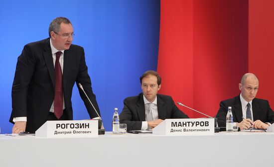 Dmitry Medvedev at conference on military-industrial sector