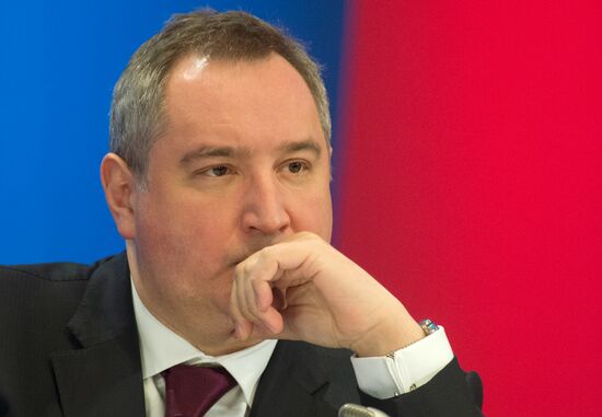 Dmitry Medvedev at conference on military-industrial sector