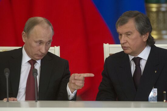 Vladimir Putin meets with Xi Jinping