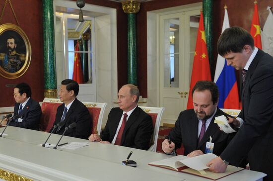 Vladimir Putin meets with Xi Jinping