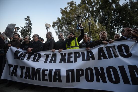 Protests outside Cypriot Finance Ministry