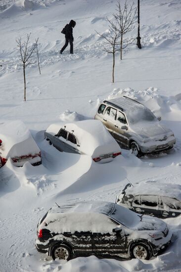 Snowfall aftermath in Kiev