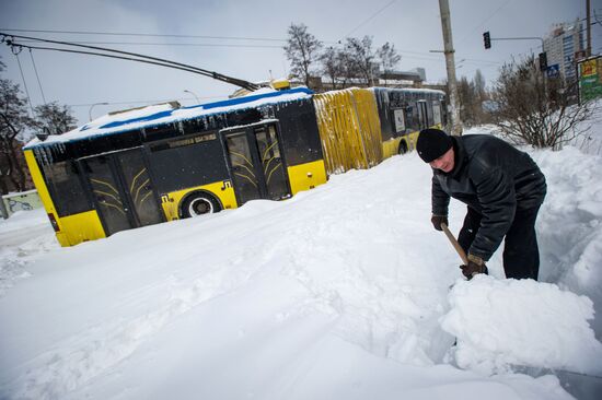 Snowfall aftermath in Kiev