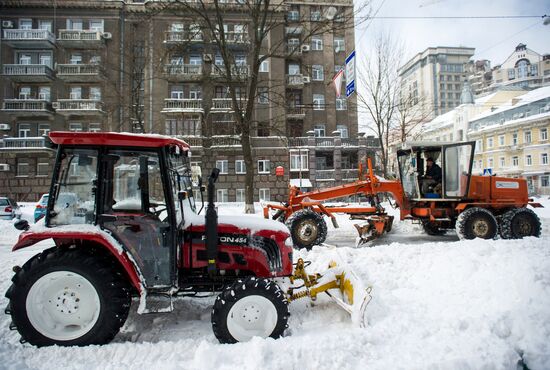 Snowfall aftermath in Kiev