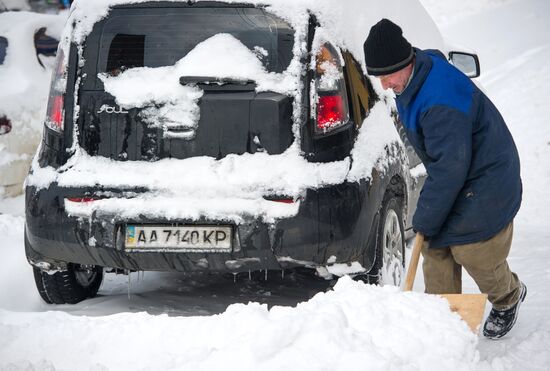 Snowfall aftermath in Kiev
