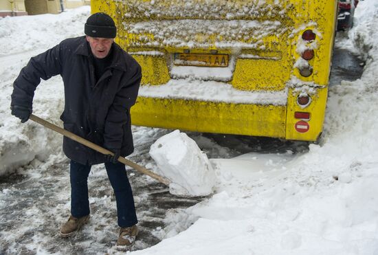 Snowfall aftermath in Kiev