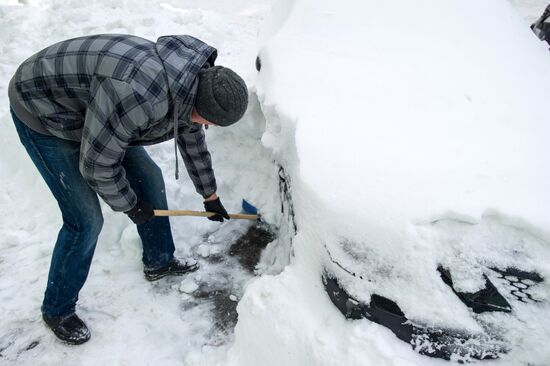 Snowfall aftermath in Kiev