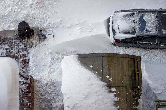 Snowfall aftermath in Kiev